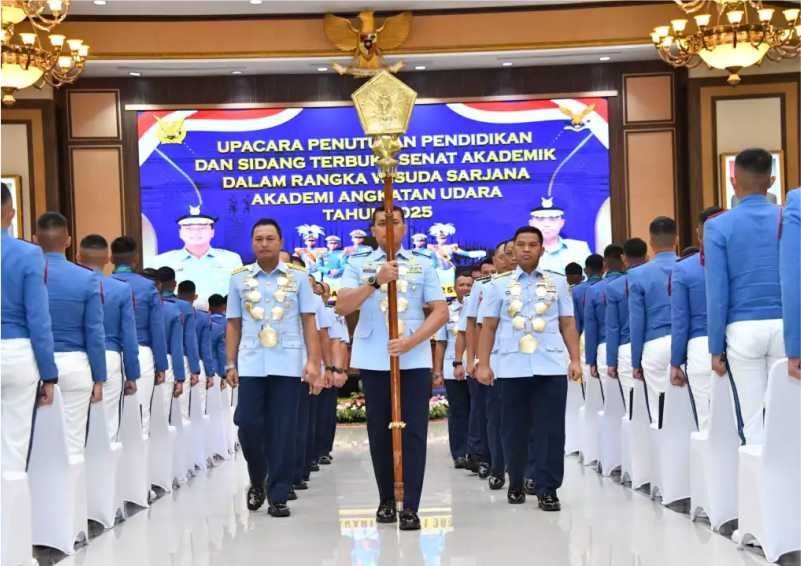 Kepala Staf Angkatan Udara KASAU Mewisuda 293 Taruna AAU