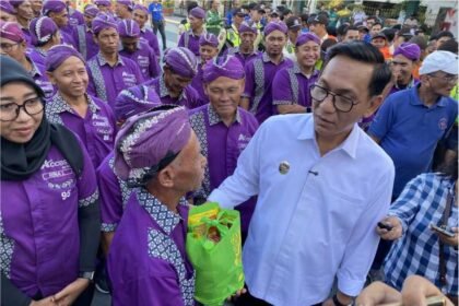 Kolaborasi Lembaga Sosial dan Dunia Usaha, 200 Parcel Dibagikan untuk Pekerja Stasiun Tugu